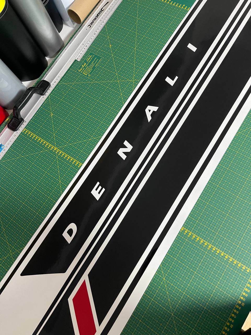 Autocollant en vinyle de qualité supérieure compatible avec le design Mountain Line de GMC Sierra